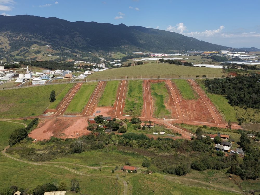 Vista aérea das quadras do Recanto dos Lagos com a cidade de Extrema e a serra ao fundo