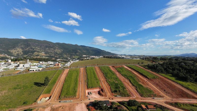 Vista geral do loteamento com a serra e a cidade de Extrema ao fundo