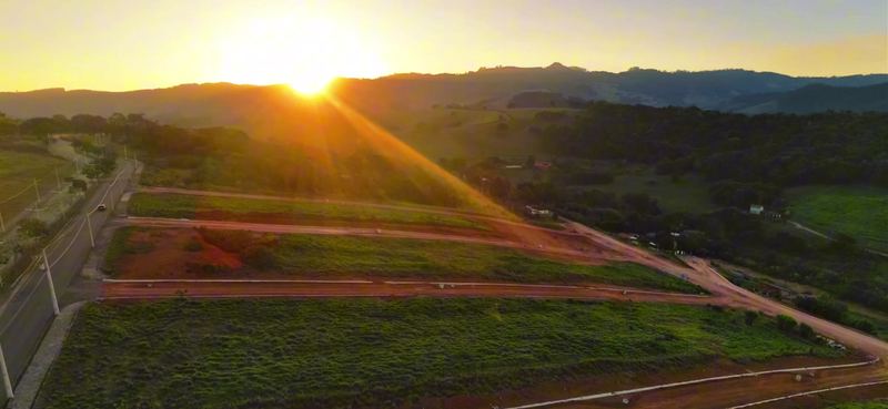 Sol se pondo atrás da serra, visto de dentro do loteamento
