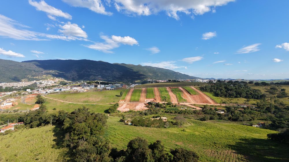 Vista aérea do loteamento cercado por mata nativa e área rural preservada