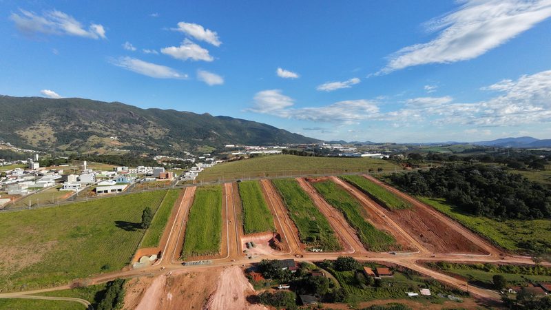 Vias e quadras demarcadas, com a cidade de Extrema e a serra ao fundo