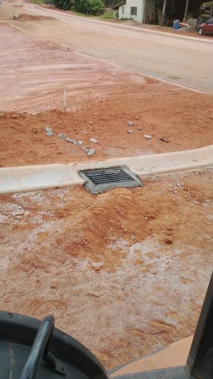 Bueiro instalado na guia ao longo de uma via do loteamento