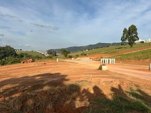 Canteiro de obras com materiais e maquinário para a infraestrutura
