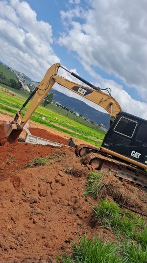 Escavadeira trabalhando na terraplenagem das quadras do loteamento