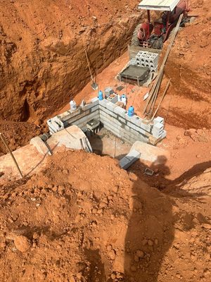 Poço de visita em alvenaria sendo construído em uma vala do loteamento