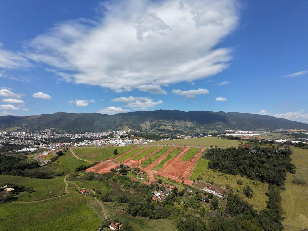 Quadras do loteamento vistas do alto, cercadas por área verde