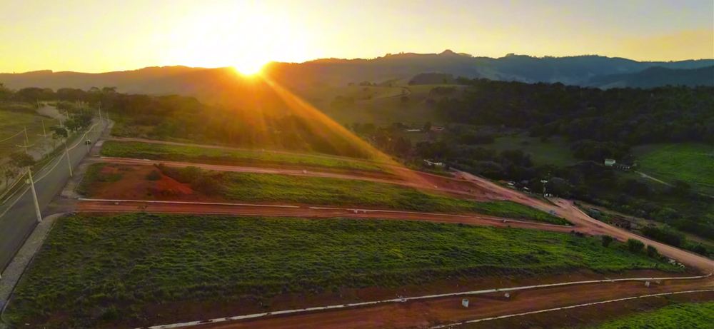 Vista aérea do Recanto dos Lagos ao entardecer, primeiro quadro do vídeo institucional