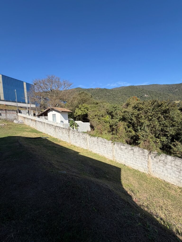 Venda / Locação – Casa em Chácara no Bairro Mantiqueira - Imagem 14