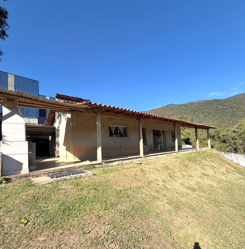 Venda / Locação – Casa em Chácara no Bairro Mantiqueira - Imagem 1